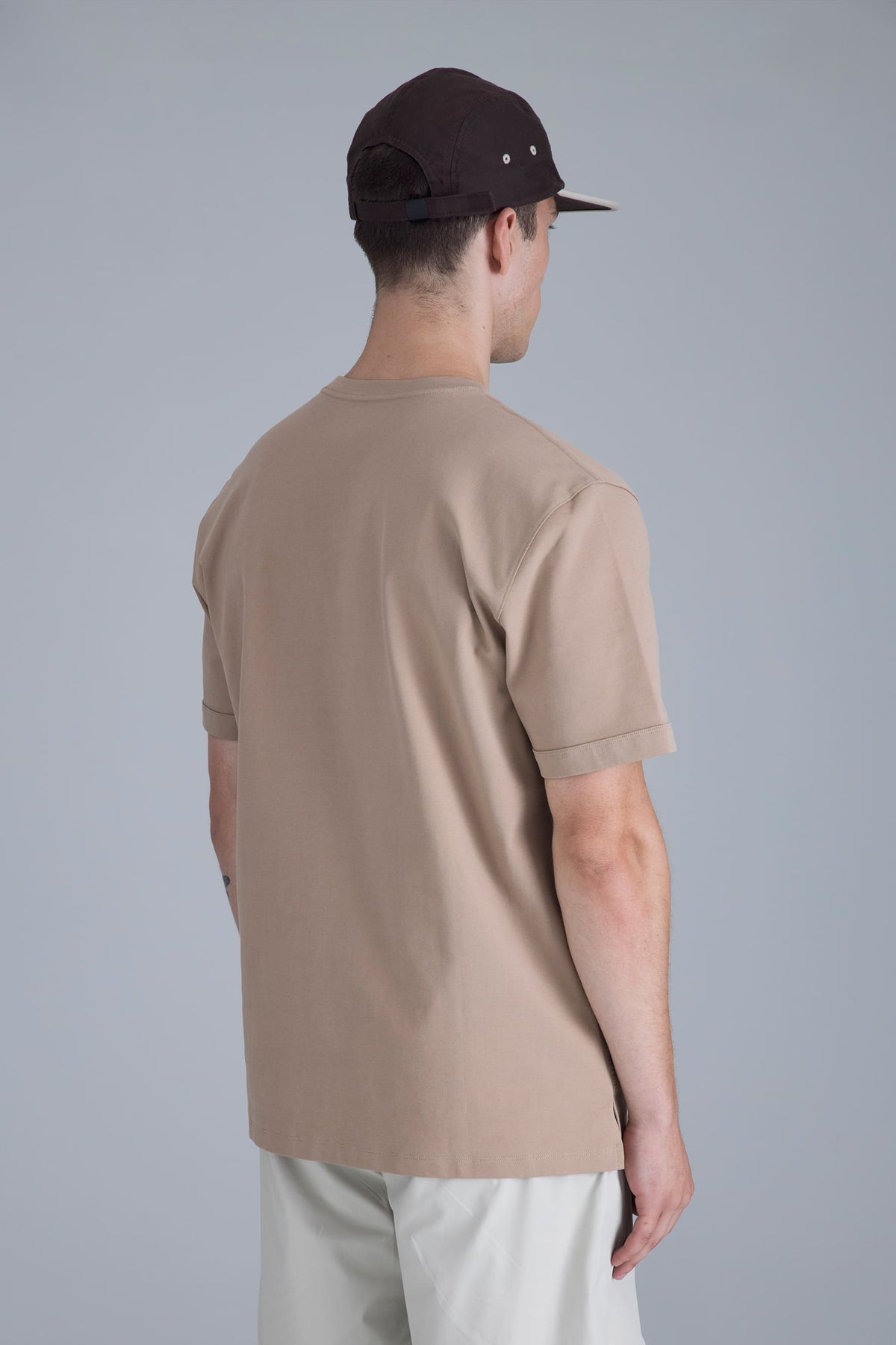 Camiseta café claro para hombre fit relajado Ventra