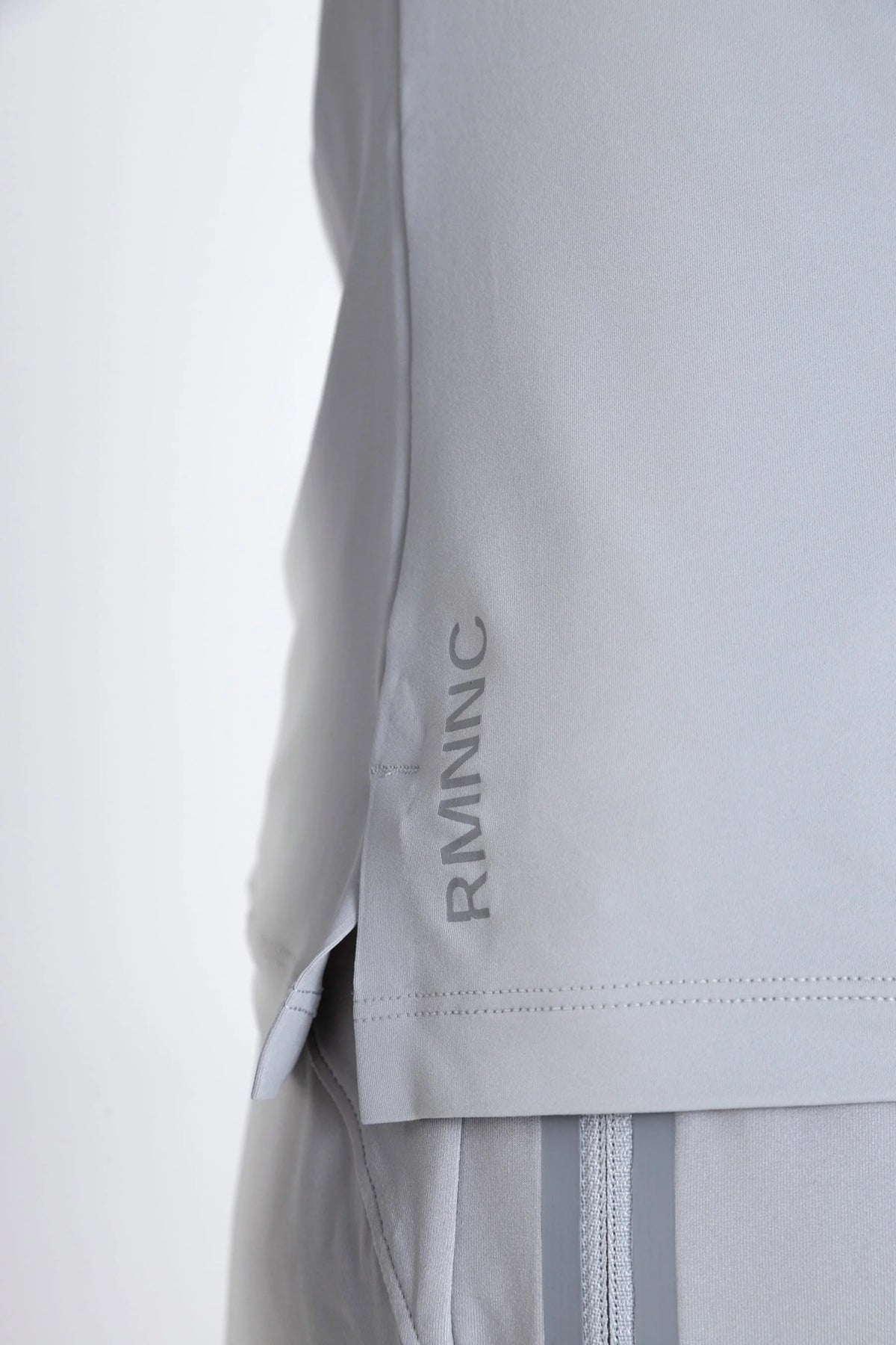 Camiseta gris deportiva manga larga cuello con cierre slim fit Dew
