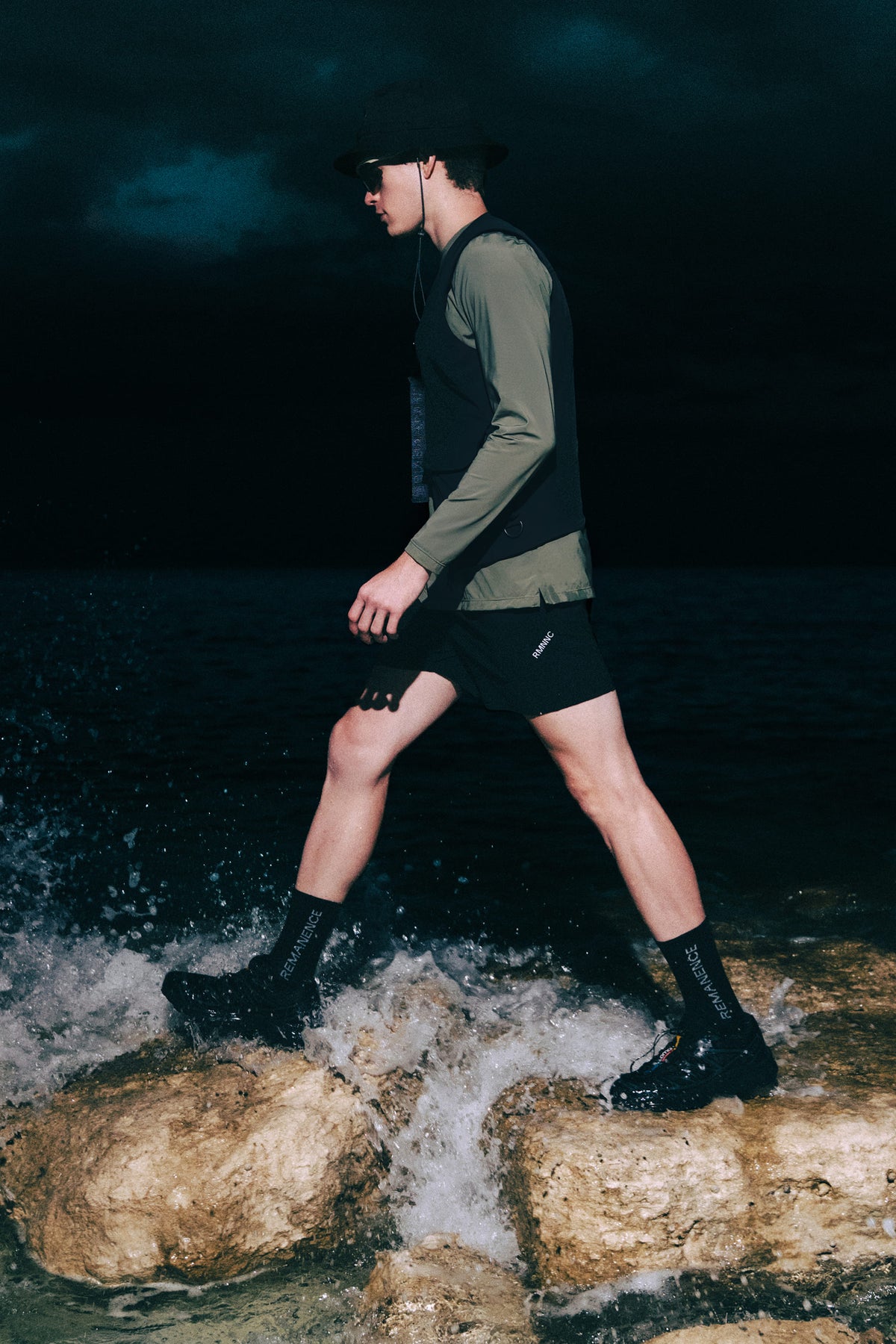 Men's black semi-fitted shorts Hold