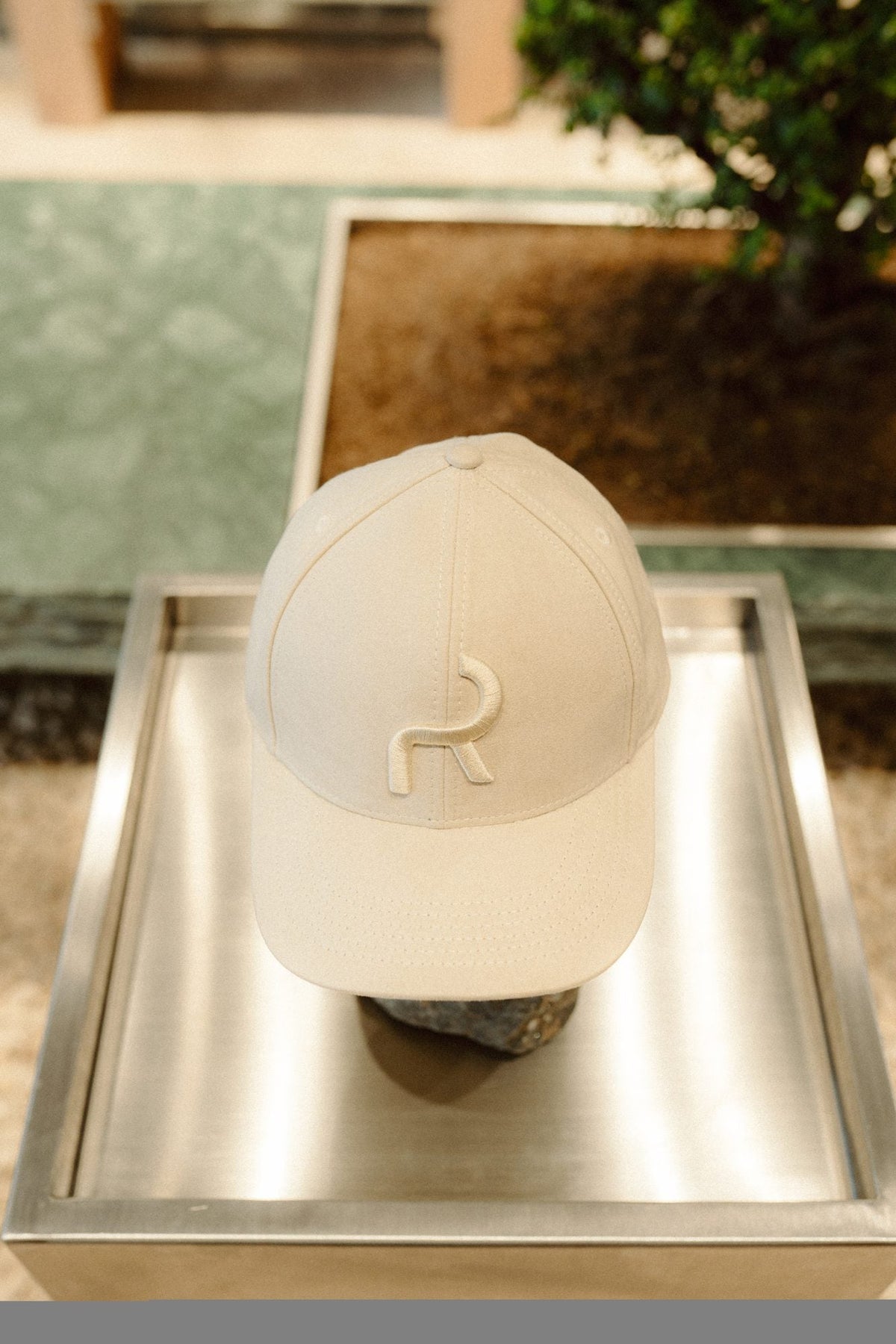 Remanence cap on a stone in the window display
