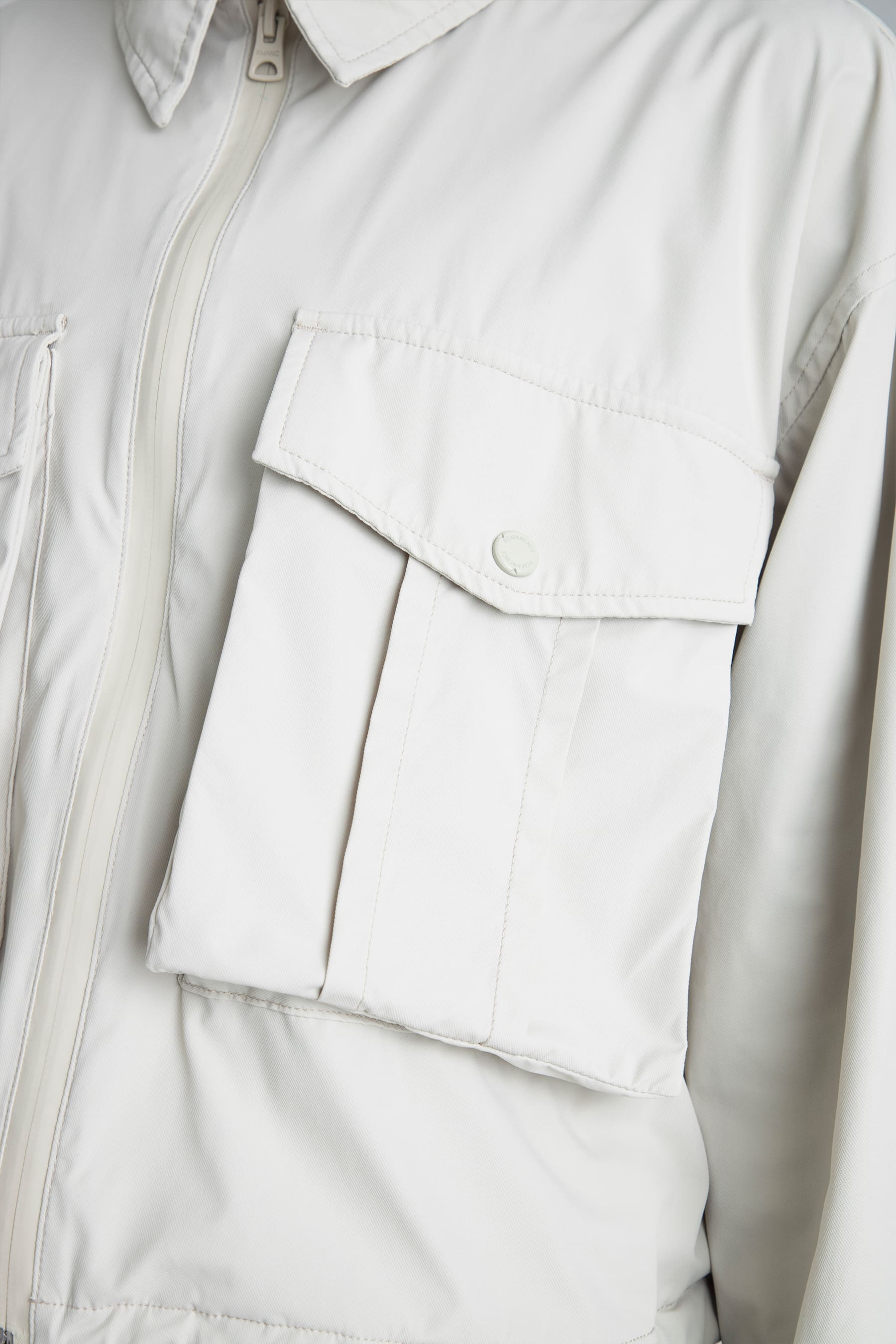 Cargo pocket detail on pecho