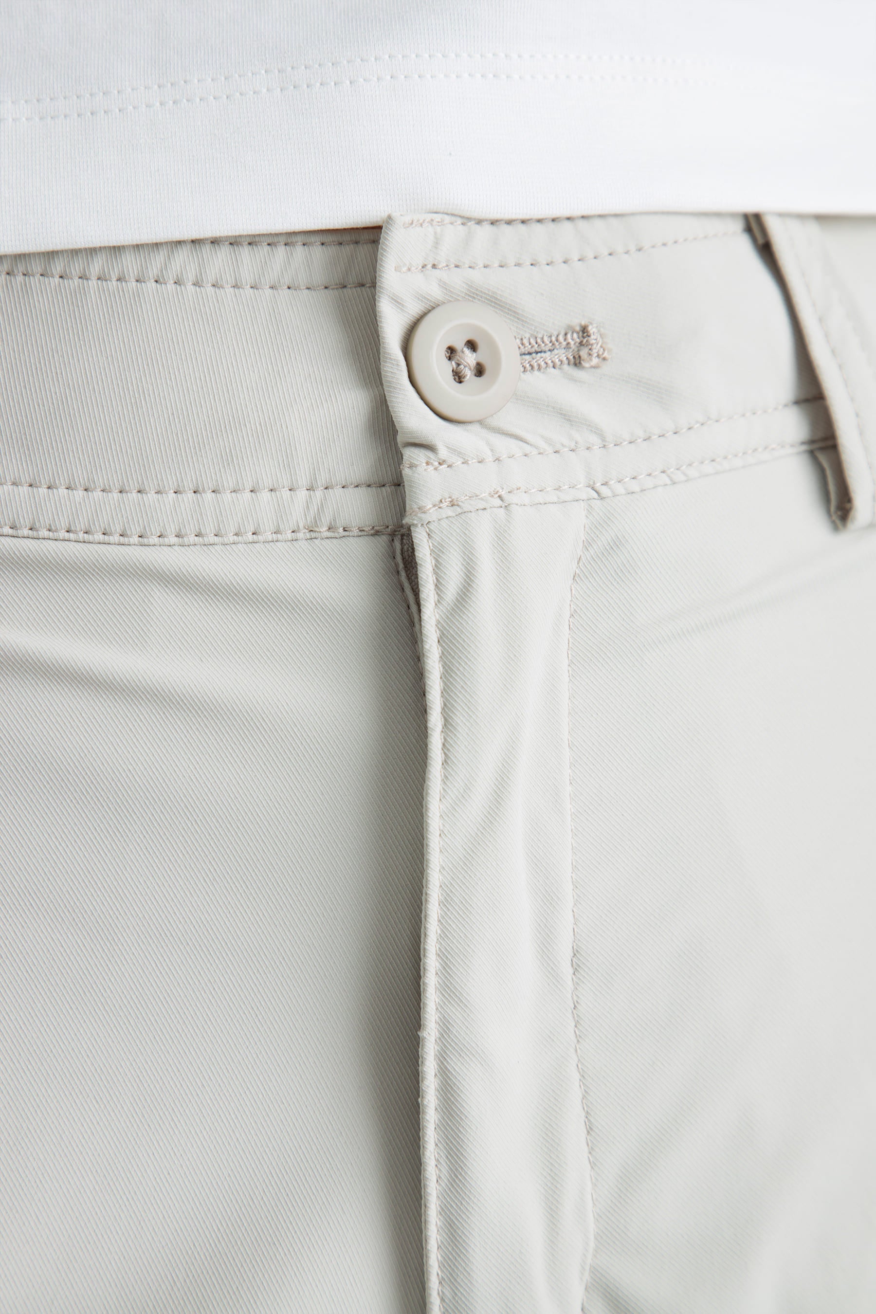 Button detail and closure of the Women's sand straight-leg pants