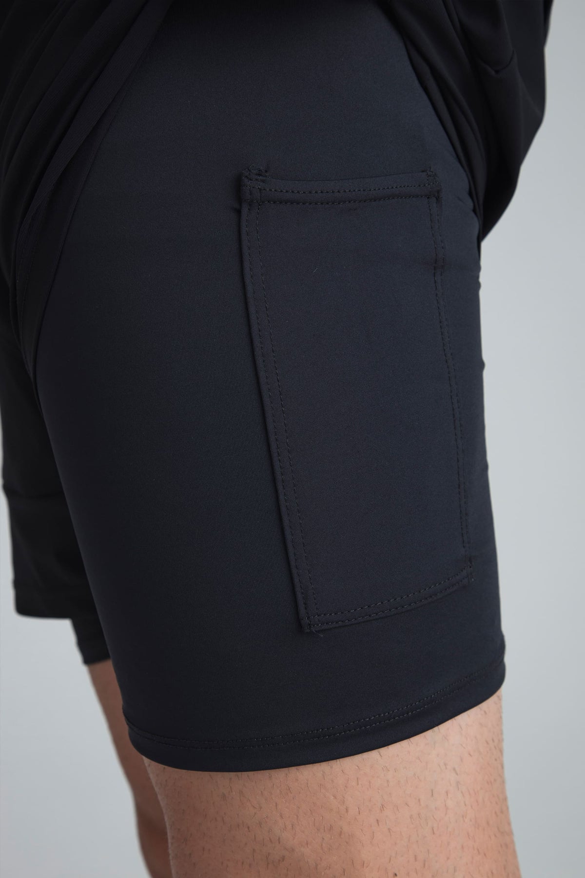 Men's black semi-fitted shorts Hold