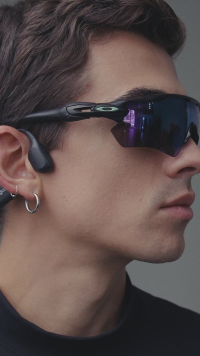 Video-showing-adjustments-and-details-of-Mens-black-long-sleeve-high-neck-sports-Gauss