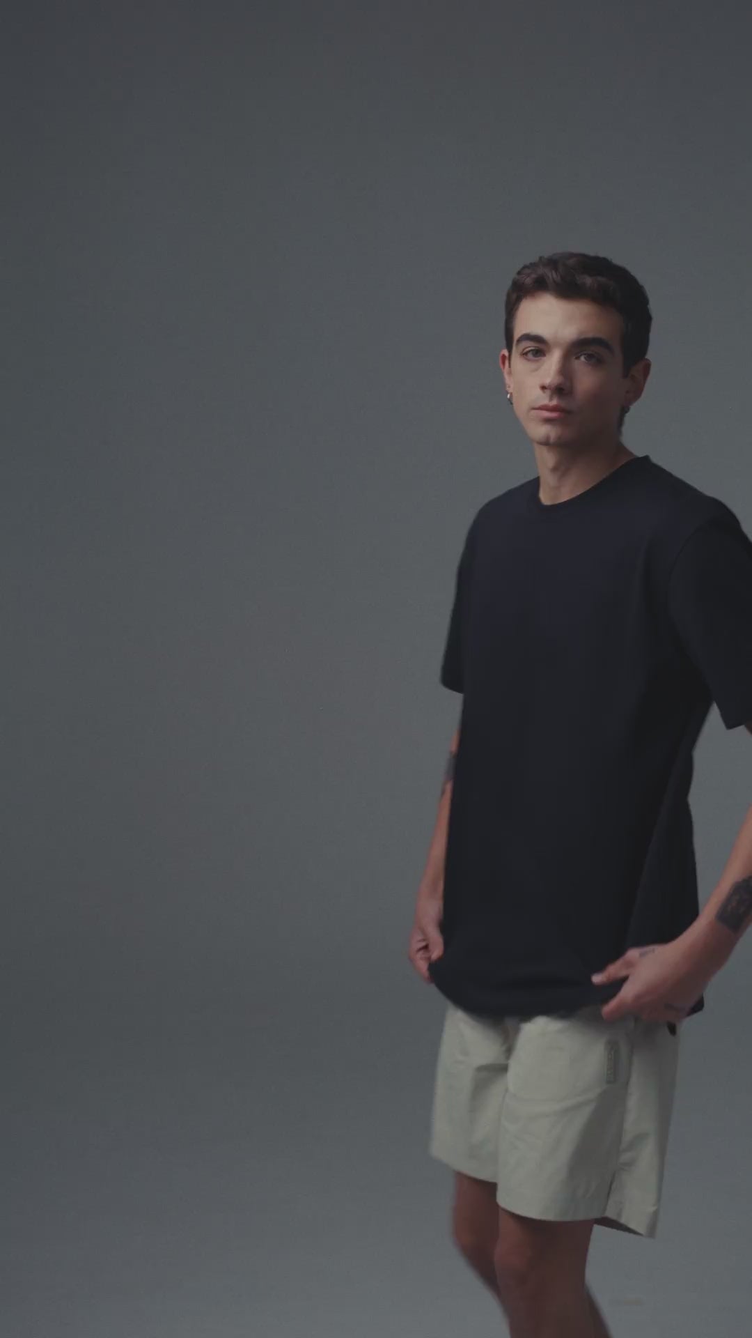 Video showing fit and details of Men's white t-shirt Cling